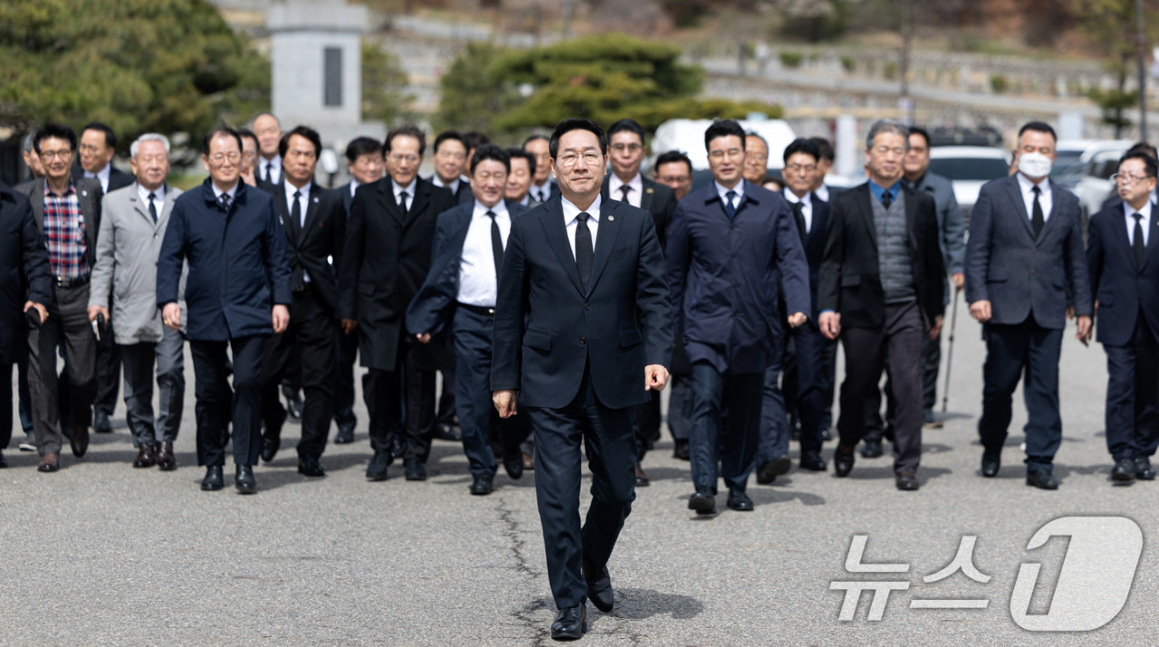 유정복 인천시장, 국민 대통합 다짐…대권 도전 선언 현충원서 공식화