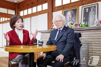 이화장 찾아 이영일 전 의원 만난 나경원 국민의힘 의원