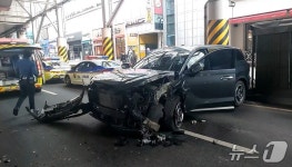 건대입구역 교각 들이받은 SUV…40대 운전자 병원 이송