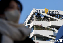 저가커피 전성시대 지속…메가MGC커피·컴포즈커피, 실적 고공행진