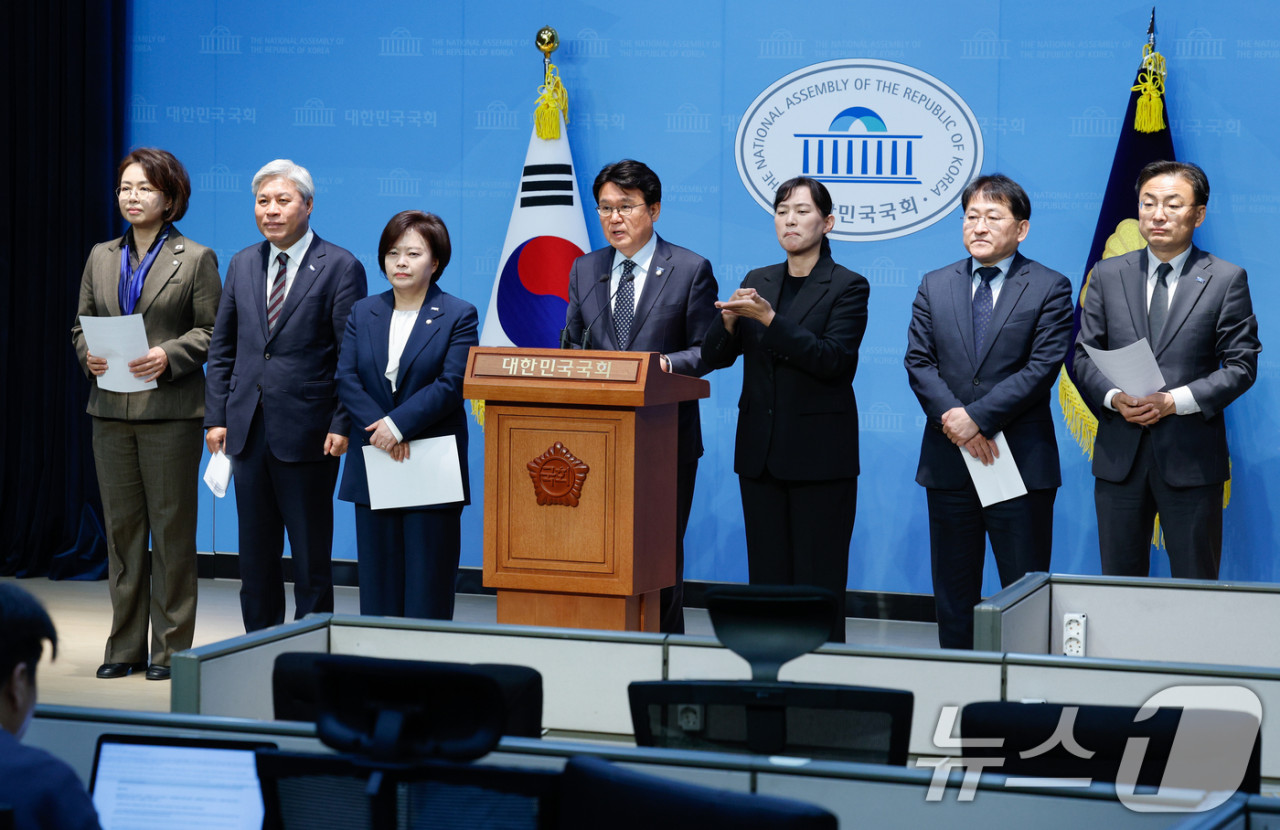 헌재, 한덕수 대통령 권한대행의 헌법재판관 후보자 지명 효력정지 결정