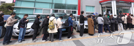 전주국제영화제 영화표 구매 위해 사전 매표소 찾은 시민들