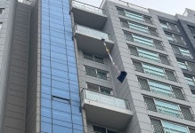 고층 아파트 베란다에 웬 줄이…18시간 고립된 할머니의 SOS