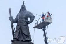 이순신 장군 동상 봄맞이 세척
