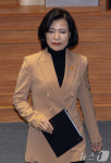 발언대 향하는 이진숙