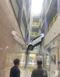 2층 주차장서 돌진한 SUV 아찔