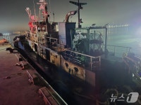 부산 감천항 앞바다 예인선 불 10시간 만에 진화