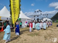 유채꽃 안 피어도 설레는 봄…충북 관광지·축제장 북적