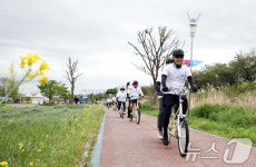 자전거에 시각 장애인 태우고…라이딩 즐기는 김이강 광주 서구청장
