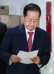 비전 발표 기자회견 입장하는 홍준표