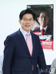 밝은 표정으로 입장하는 김문수 후보