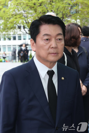프란치스코 교황 분향소 방문하는 안철수