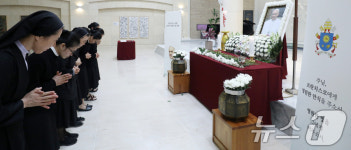 전주 치명자산성지 평화의전당에 마련된 프란치스코 교황 분향소