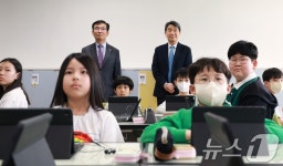 이주호 부총리, 인공지는 디지털교과서 활용 학교 방문