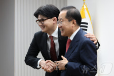 미소 짓는 한동훈·홍준표