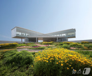 제주 섭지코지 품은 글라스 하우스…베이커리 카페로 새 단장