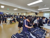 남수원중 학부모·학생 함께 한 따뜻한 교복 나눔