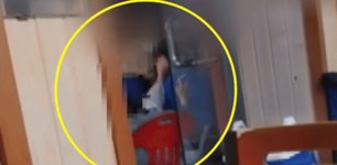 길거리 의자에서 발로 남친 귀 조물조물…사람들 다 보는데 눈살 [영상]