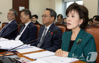 퇴장 거부 이유 말하는 박선영 위원장
