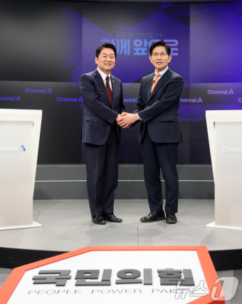 맞수 토론 전 악수하는 안철수·김문수