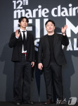 포즈 취하는 장손의 강승호와 오정민 감독