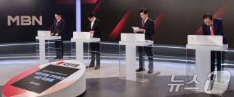 자료 살펴보는 국민의힘 경선 후보들