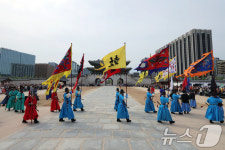 관광객 눈길 사로잡는 수문장 교대 의식