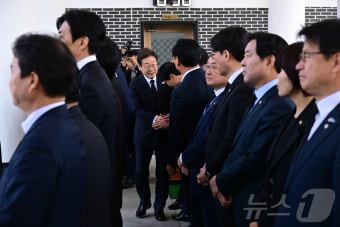 동료 의원들과 악수하는 이재명