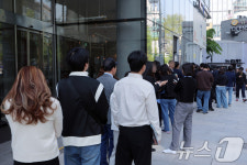 유심 무료 교체 시작한 SK텔레콤…매장 앞 북적북적