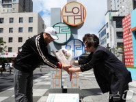 외국인 관광객 태운 제주드림타워 상생버스 누웨마루거리 누빈다