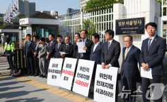 정부서울청사에 모인 민주당 초선 의원들