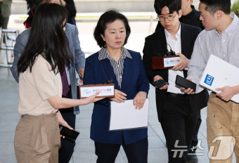 검찰 출석하는 김영선 전 의원