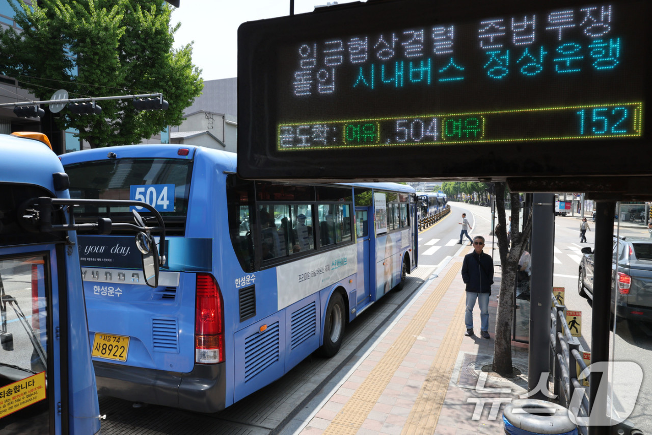 서울 버스 노사, 준법투쟁 시작 30일 아침 출근길 혼란 없어【95글자】