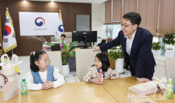 직원 자녀들 초청한 연원정 인사혁신처장