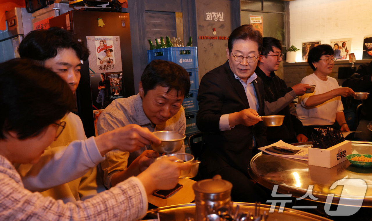 이재명 대통령, 외식서 소맥 서빙하며 소비 활성화 촉진 나서