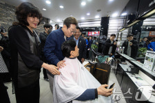 미용실 손님과 대화하는 이재명