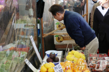 동송전통시장 찾아 상인과 인사하는 이재명