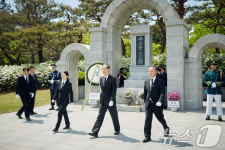 무명용사탑 참배 마친 한덕수