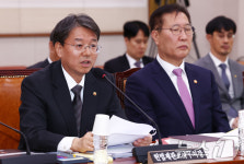 질의 답변하는 김정원 헌재 사무처장