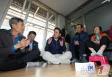 이재명 경로당 찾아 어르신들과 소통