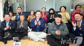 경로당 찾아 기념촬영하는 이재명