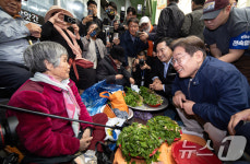 이재명, 인제 원통시장 찾아 상인과 소통