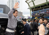 인사하는 이재명