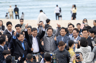 이재명 '안목해변 찾아 엄지척'