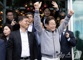 이재명 '강릉카페거리 찾은 시민 향해 엄지척'