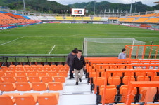 송암스포츠타운 가변석 살펴보는 육동한 춘천시장