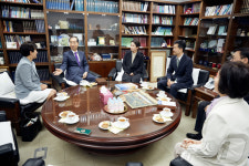 한덕수, 전창희 목사와 차담