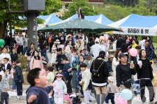 어린이날 맞아 관광객들로 북적이는 임실치즈테마파크