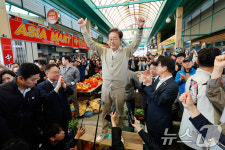 이재명, 증평 장뜰시장 찾아 엄지 척