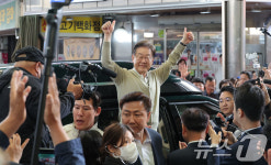 이재명 후보 엄지 척